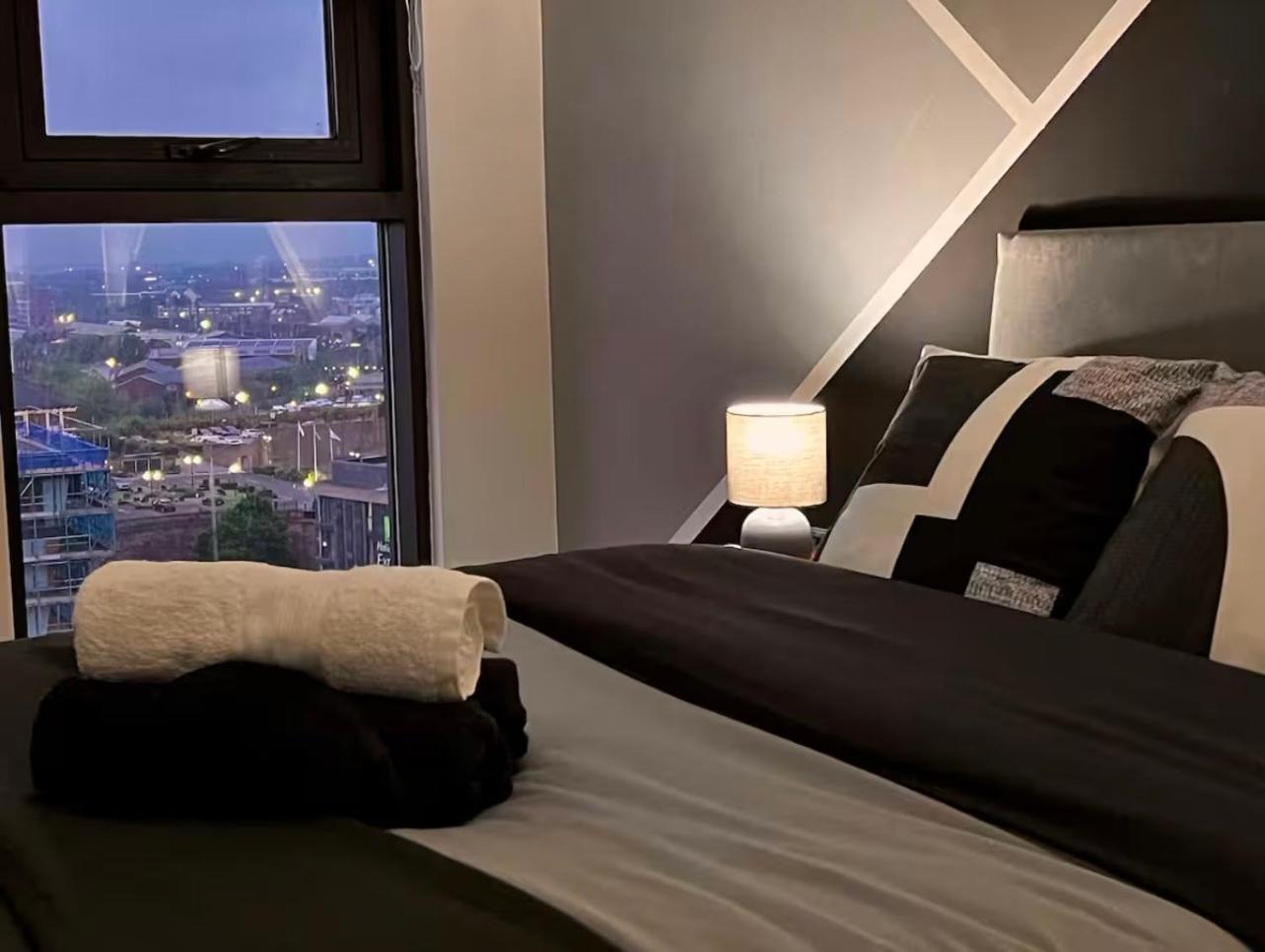 שפילד Penthouse Gem, Central, Scenic Views, Stylish, Modern, City Centre 2Br מראה חיצוני תמונה
