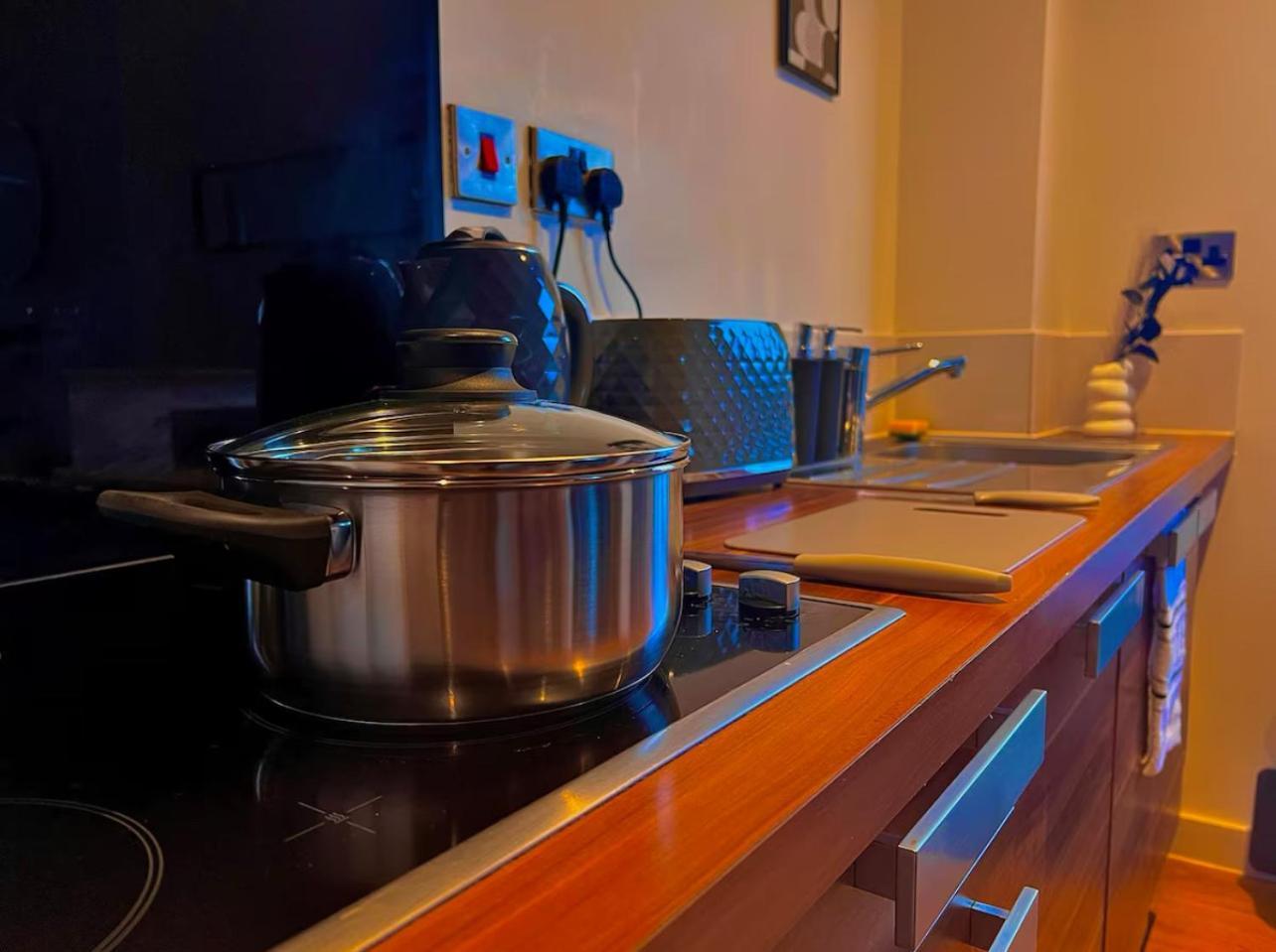 שפילד Penthouse Gem, Central, Scenic Views, Stylish, Modern, City Centre 2Br מראה חיצוני תמונה
