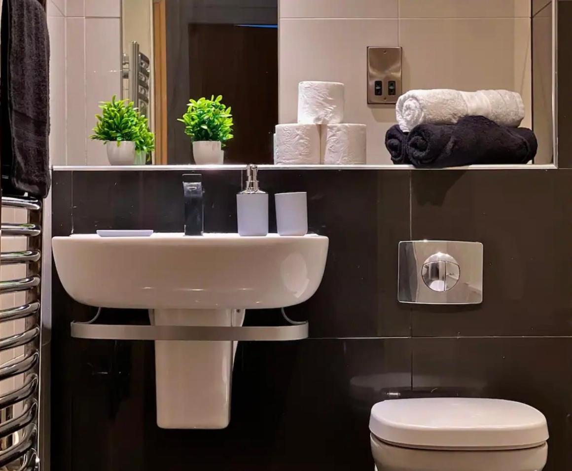 שפילד Penthouse Gem, Central, Scenic Views, Stylish, Modern, City Centre 2Br מראה חיצוני תמונה